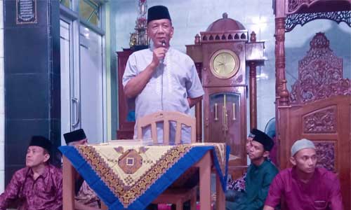 Safari Ramadhan, Bupati Pessel Serahkan Bantuan di Masjid Aqsha Karang Tangah