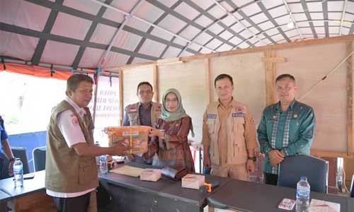 BNPB dan BPBD Sumbar Serahkan Bantuan Darurat Bencana Longsor di Sawahlunto