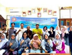Perangkat Desa Sikapak Timur Ikuti Pelatihan Desain Grafis dari Dosen Politeknik Negeri Padang