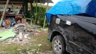 Kecelakaan, Mobil Avanza Hantam Carry Pick Up dan Rumah Warga